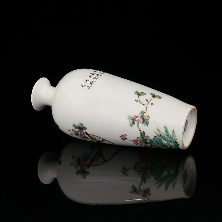 

Jingdezhen Famille Rose Hand-painted Antique Flower And Bird Vase Year Mark Qianlong Of Qing Dynasty