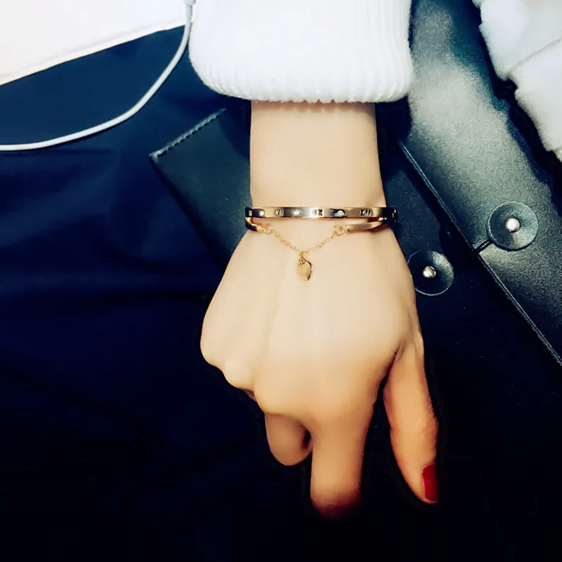 Женский браслет из нержавеющей стали под розовое золото с подвеской в виде