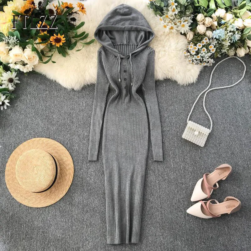 Женское трикотажное платье с капюшоном приталенное однобортное винтажное