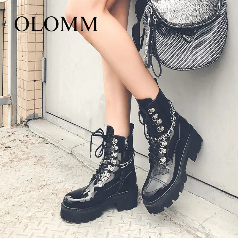 OLOMM/женские ботильоны из лакированной кожи, на каблуке, с галстуком, Рабочая обувь в армейском стиле черного цвета, осенняя пикантная обувь в готическом стиле, с цепочкой, высокое качество, AB-31