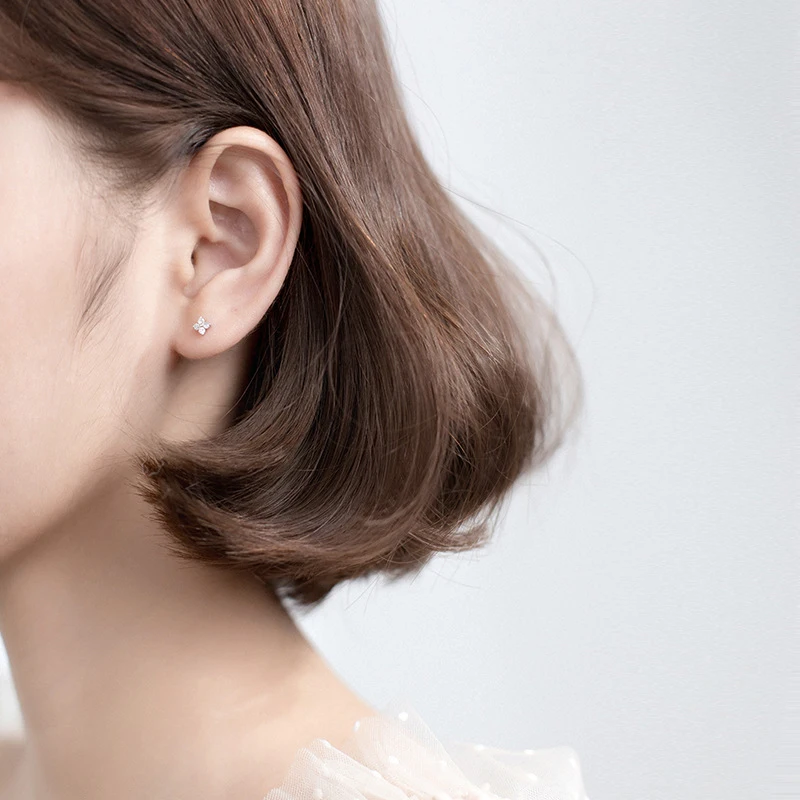 Colusiwei блестящий прозрачный CZ цветок миниатюрные серьги-гвоздики для женщин