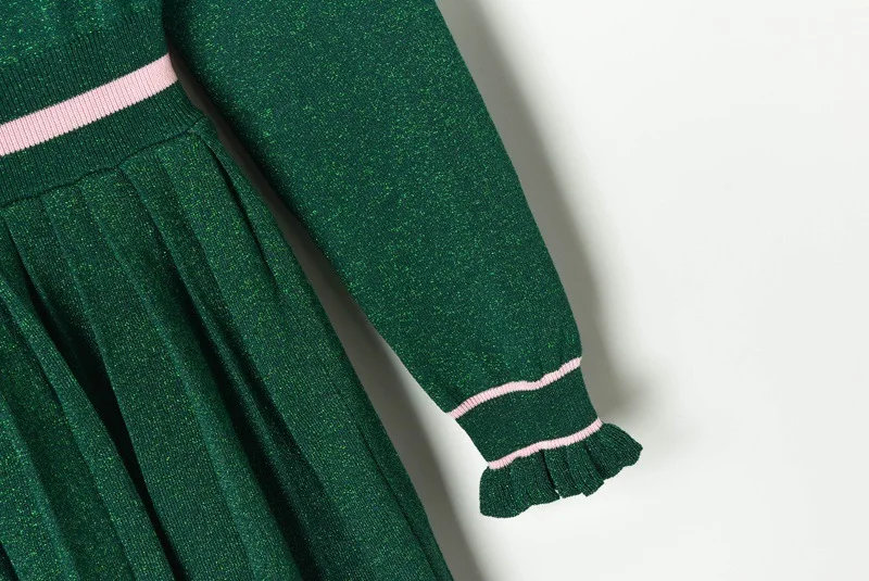 Женское трикотажное платье-свитер зеленое плиссированное платье с круглым