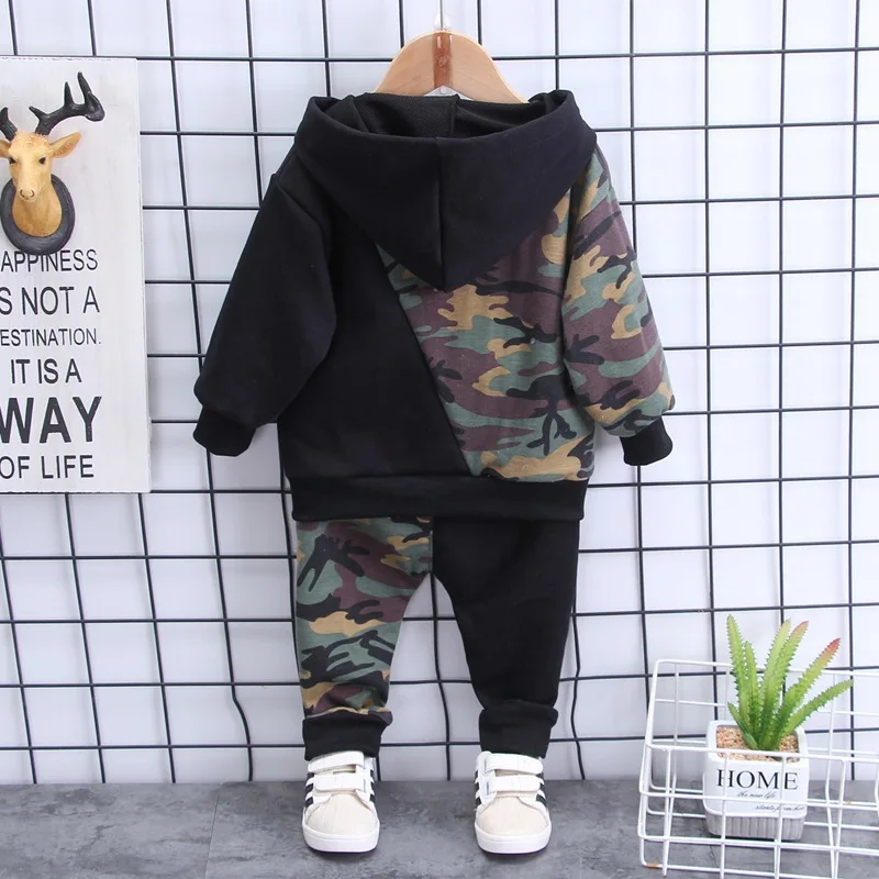 

2021 children's clothing boy suit autumn new product splicing camouflage sweater children's sports fashion two-piece suit