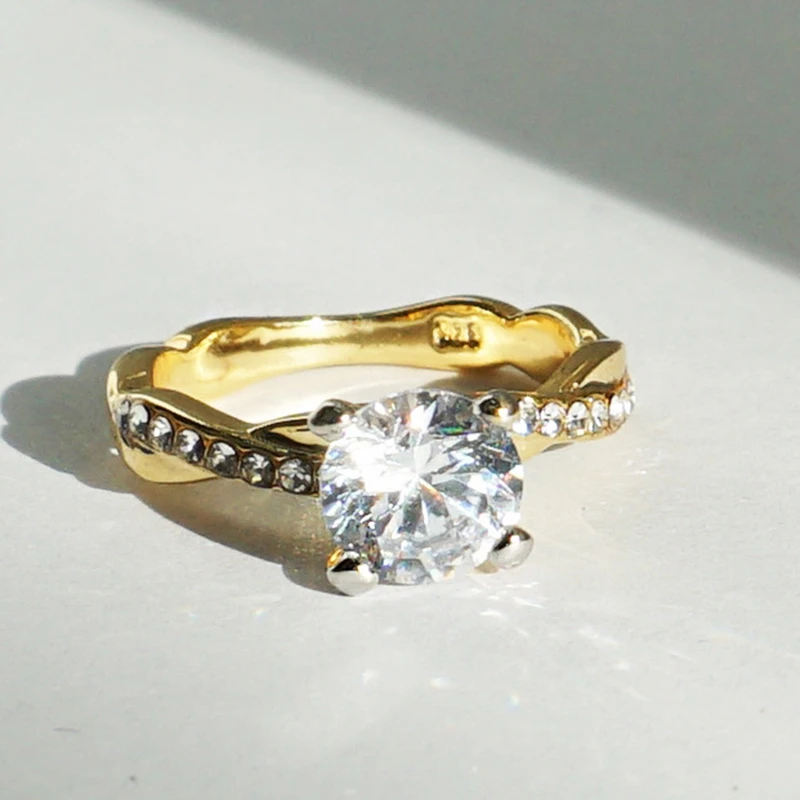 

Ring Twisted Twist Ring with Diamonds, Cubic Elegant Ring, Cubic Ring for Women and Girls Can Be Used