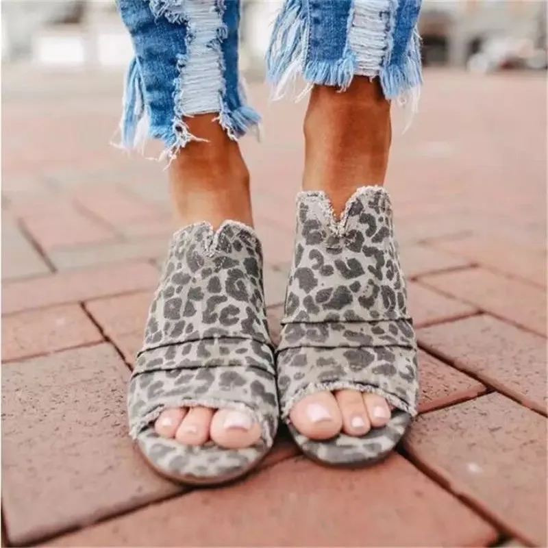 

Шлепанцы женские на среднем каблуке, сланцы, леопардовые, повседневная обувь, гладиаторы, большие размеры, летние Тапочки