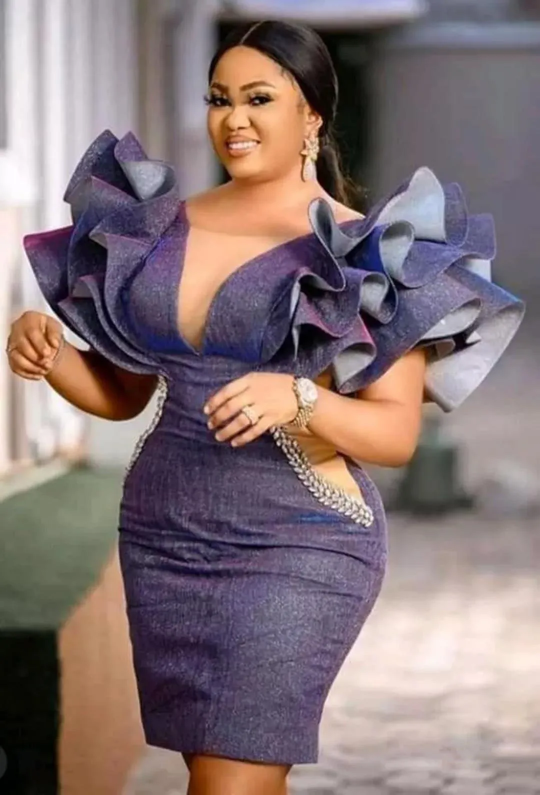 

2021 Trendy Short Prom Dresses Mini Length Puffy Shoulder Ruffle Glitter Beaded Charming Plus Size Aso Ebi Cocktail Party Gowns