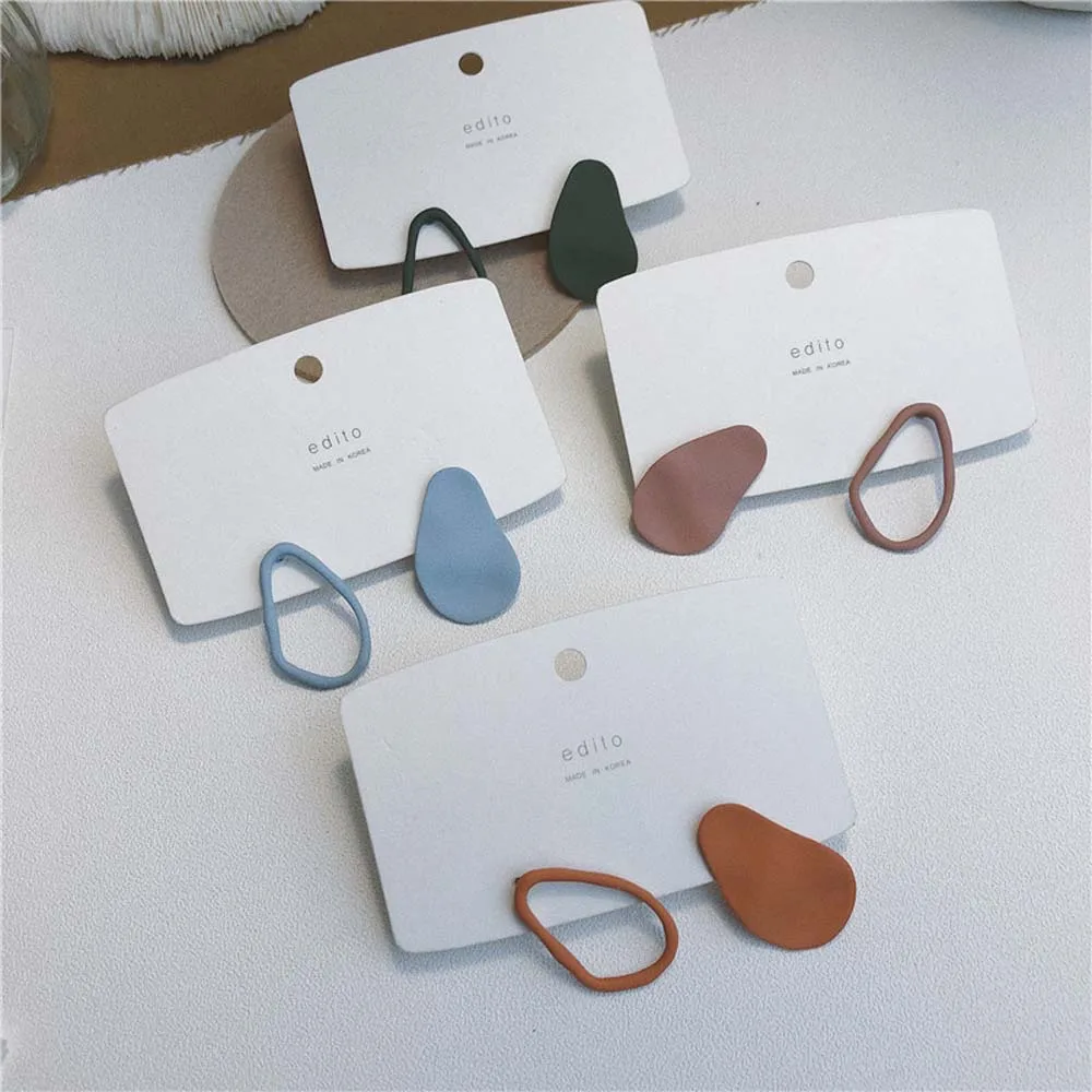 Асимметричные геометрической формы полые матовые цветные серьги гвоздики для