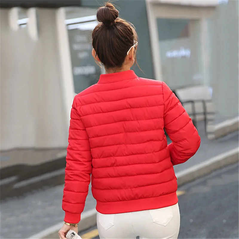 Зимняя куртка женская красная плюс размер свободная короткая тонкая легкая