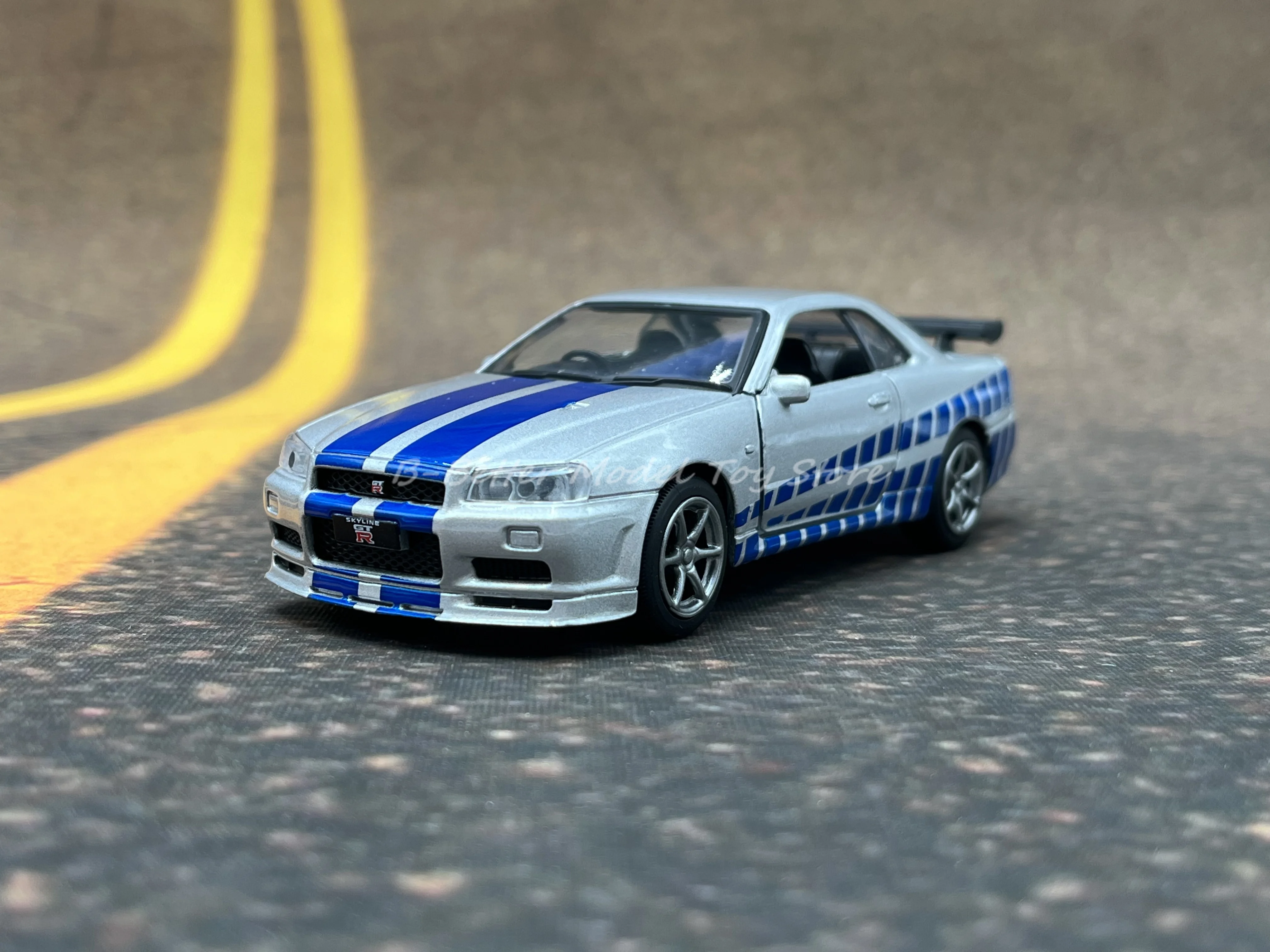 

1:36 литая модель игрушки Nissan Skyline GT-R R34, детские подарки