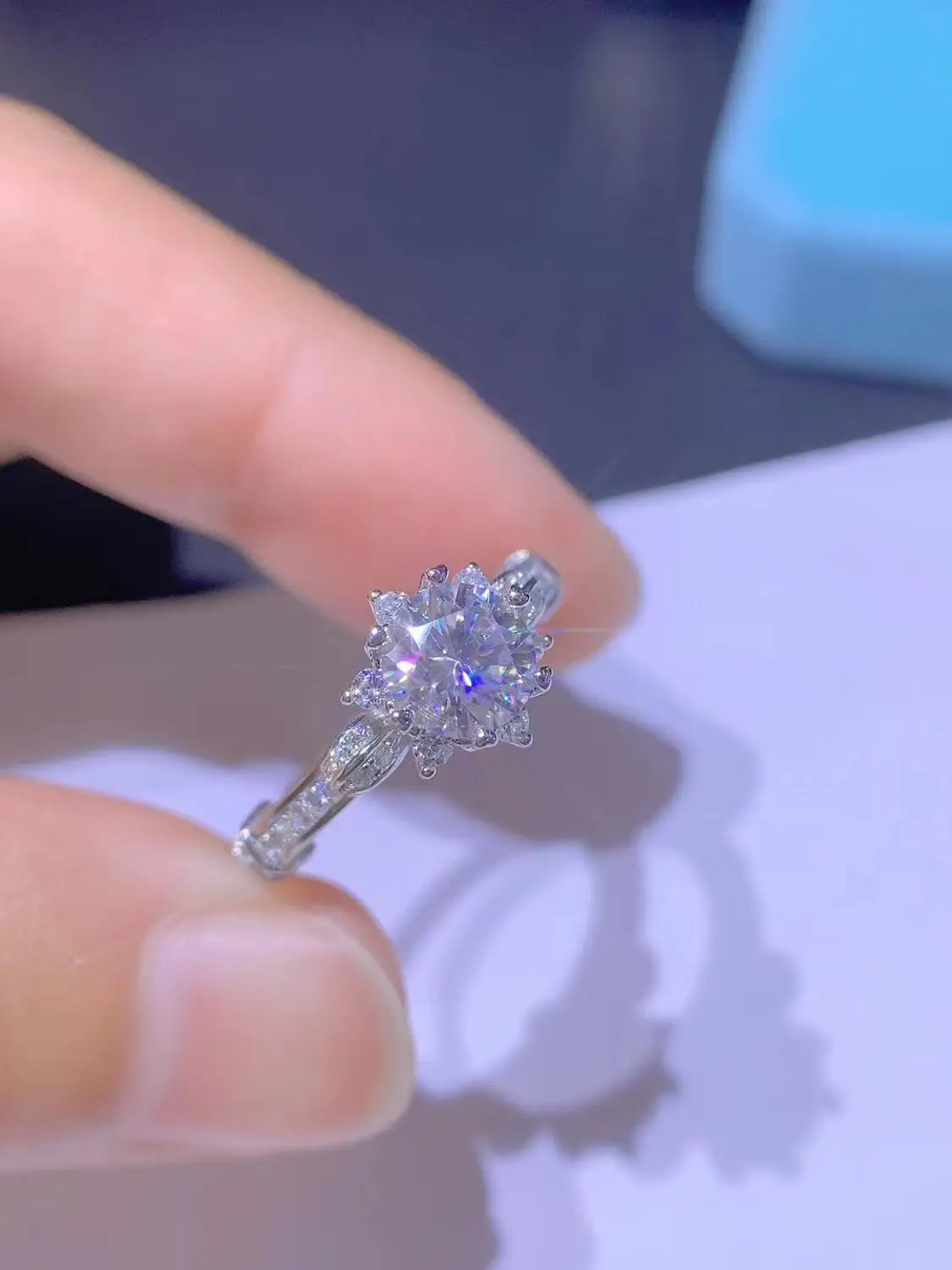 Geoki роскошь 1 карат идеальный крой прошел алмаз Тесты D Цвет VVS1 Муассанит кольцо 925