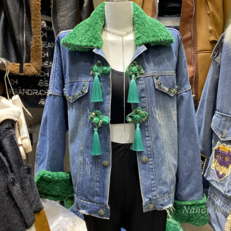 

Модное зимнее джинсовое пальто, женская одежда, утепленная стеганая куртка в китайском стиле с бахромой, пряжкой, бисером, зеленым мехом ягн...