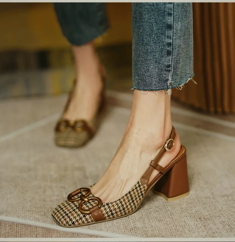 

2021 new fashion back empty square head 40-43 lattice Baotou women's sandals