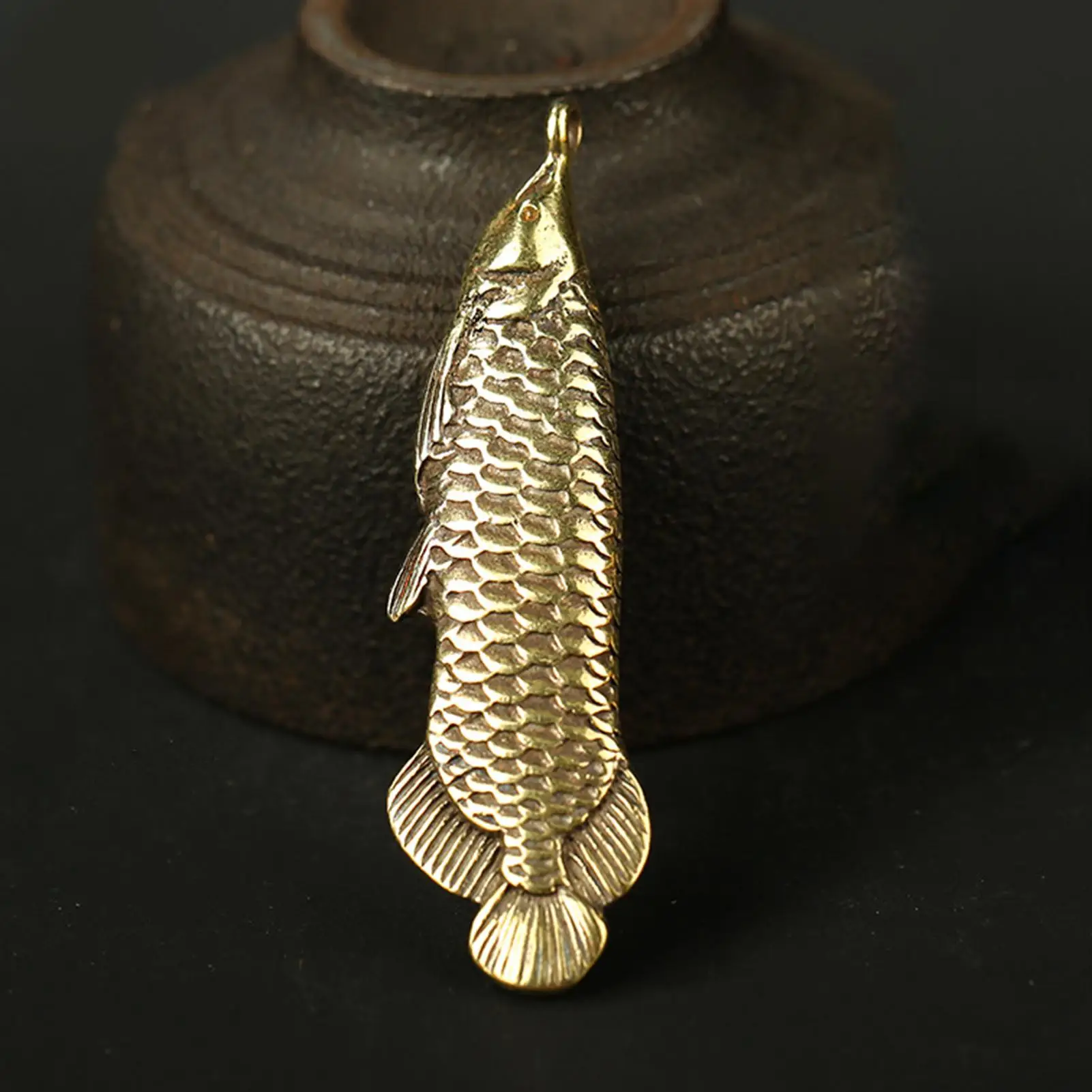 

Vintage Brass Arowana Fortune Fish Goldfish Statue Keychain Pendant Back Hollow Fish Home Office Desk Decoration Ornament Gift