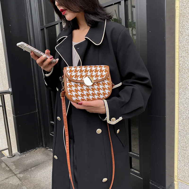 

Новинка 2021, простая клетчатая сумка-седло через плечо, осенняя маленькая сумка, женская сумка, модная маленькая свежая сумка через плечо в з...