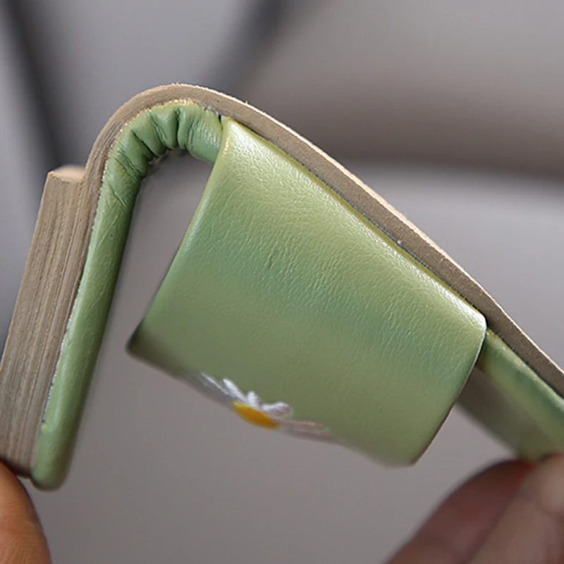 Обувь для девочек Тапочки с цветочным рисунком и ромашками Квадратные тапочки