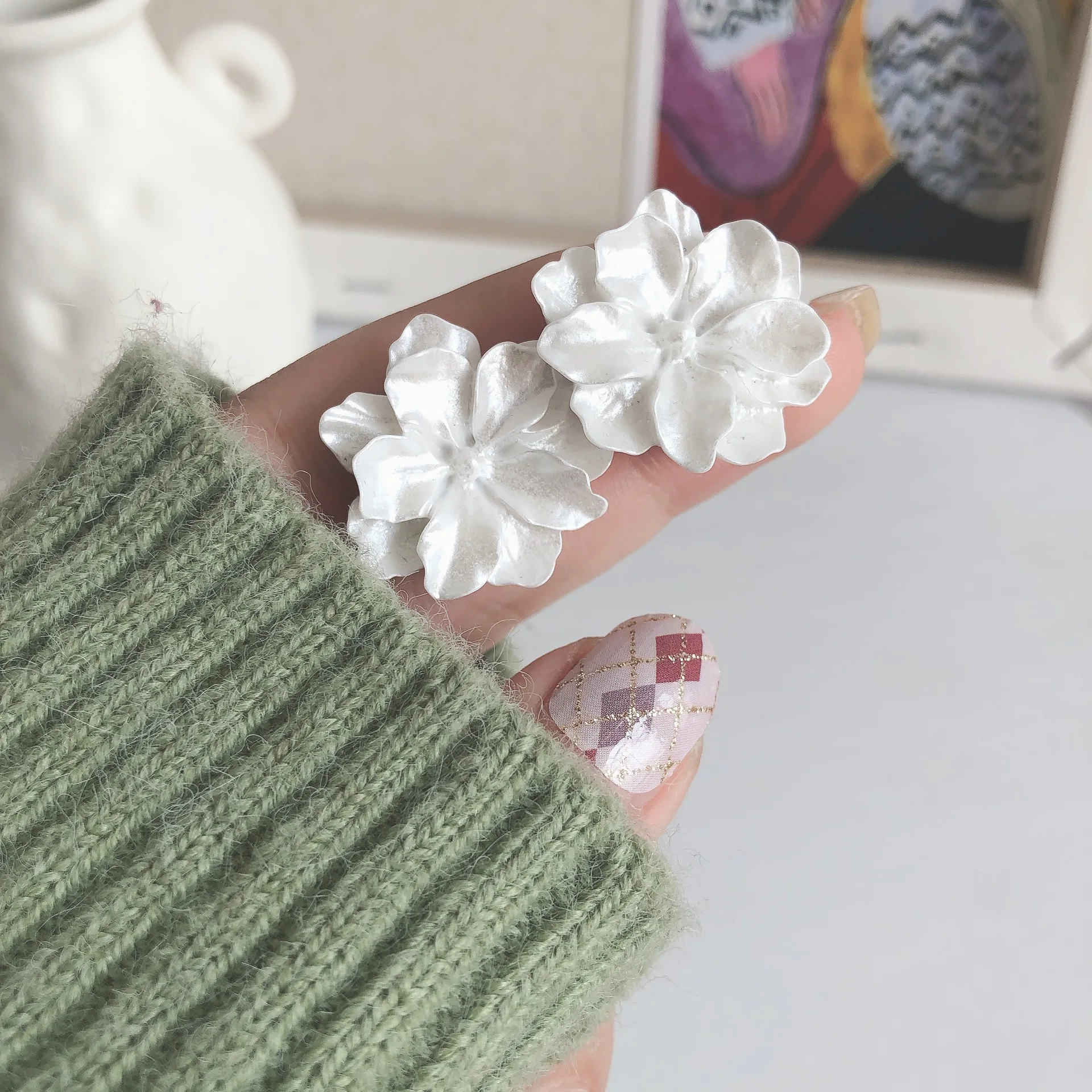 

Three Dimensional Carved Earrings, Simple And Elegant, White Flower