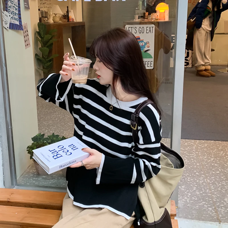 Женский свободный свитер в полоску с круглым вырезом и разрезом | Женская одежда