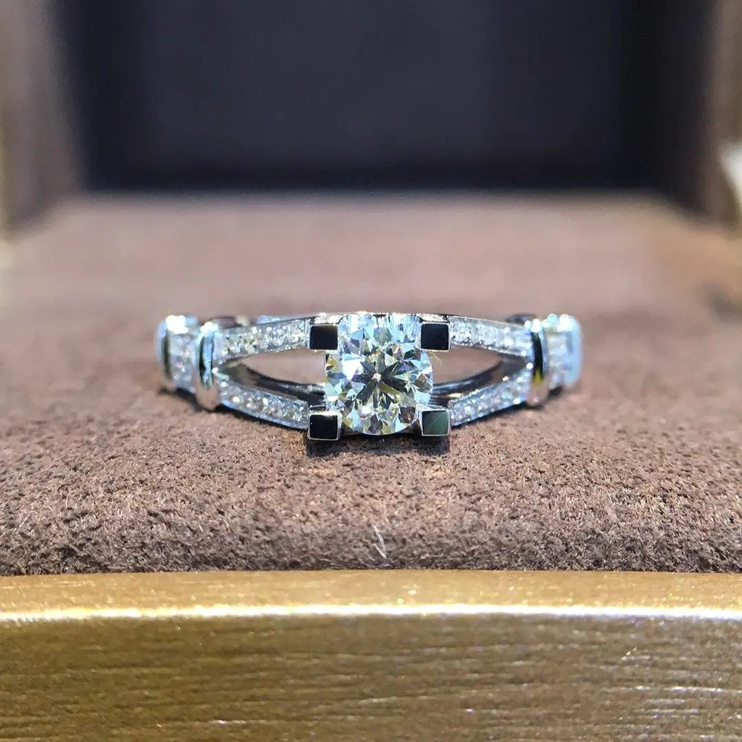 Кольцо из чистого золота 18 карат с натуральными бриллиантами красивое кольцо