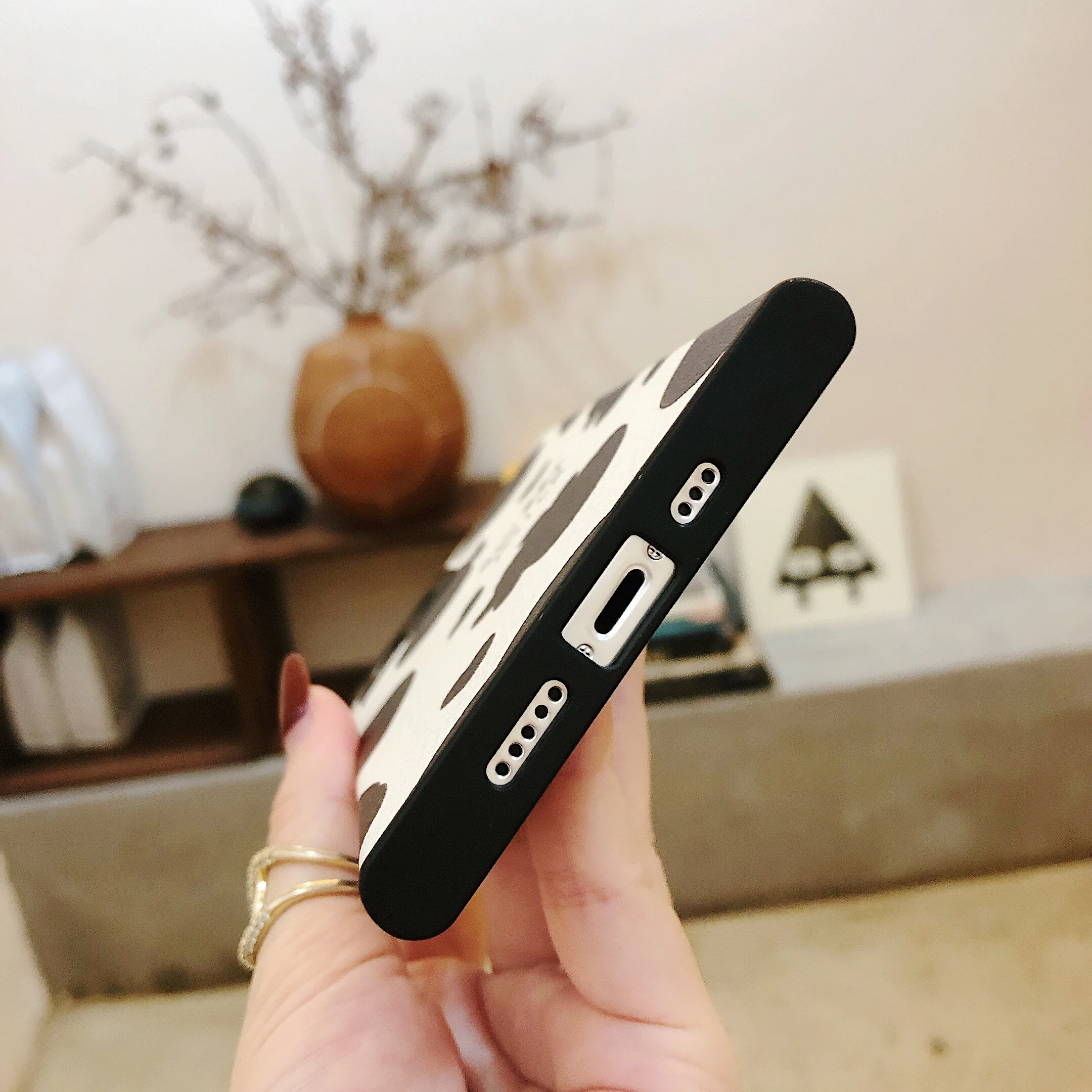 

The square cow pattern is suitable for iPhone 11 and iPhone 12 series mobile phone cases