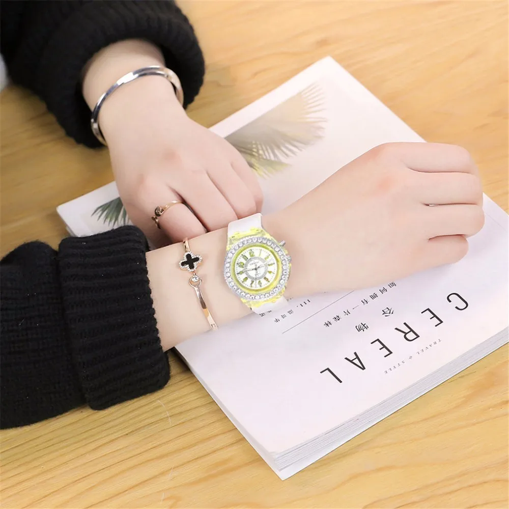 Силиконовые светодиодная светящаяся вспышка часы модные женские наручные для