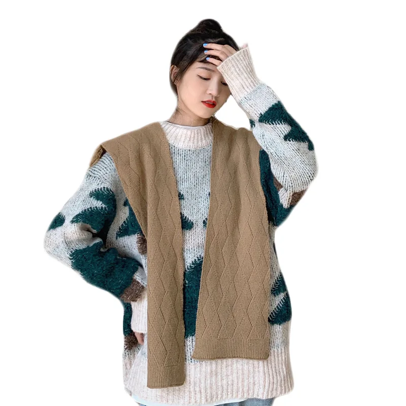 

False collar and shoulder in autumn and winter season