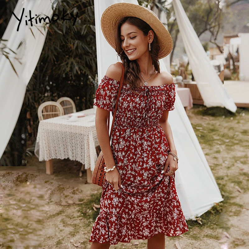 Женское платье в стиле бохо с цветочным принтом и открытыми плечами