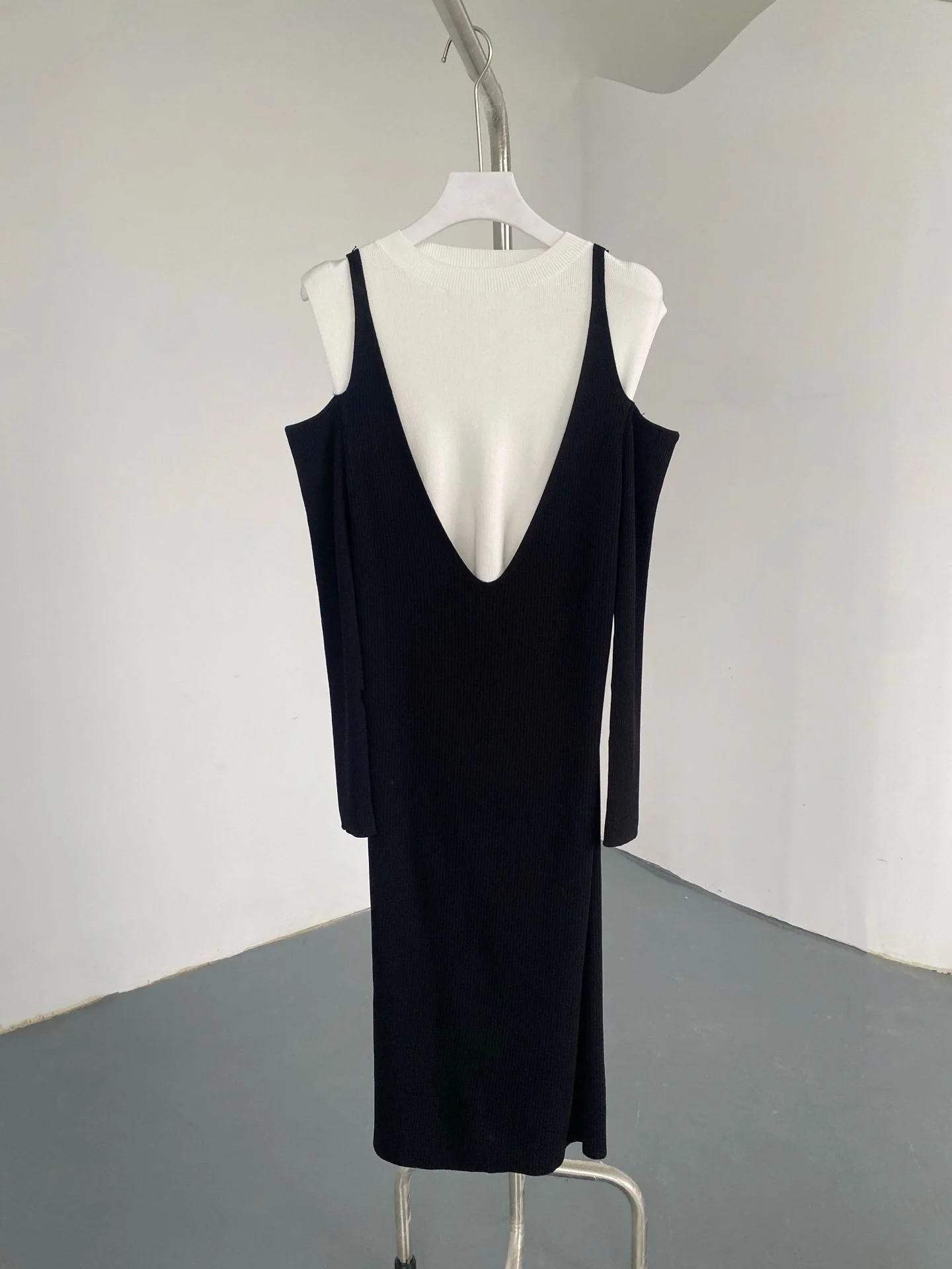 

Женское трикотажное прямое платье Aw21, черно-белое контрастное платье с открытыми плечами, bn07313