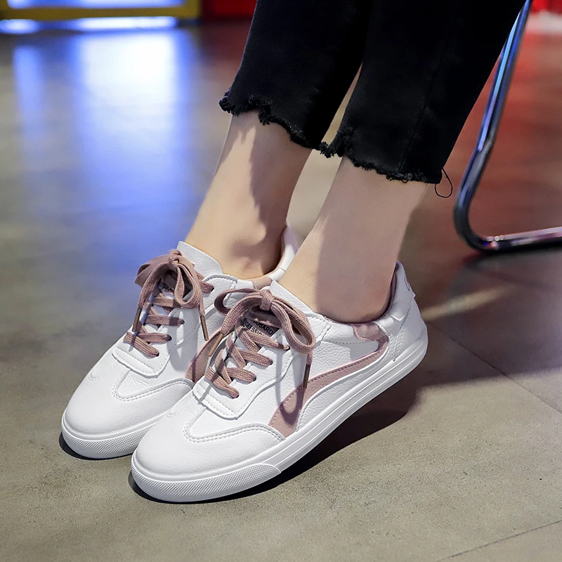 Женская спортивная обувь из белой кожи модная мягкая прогулочная на платформе