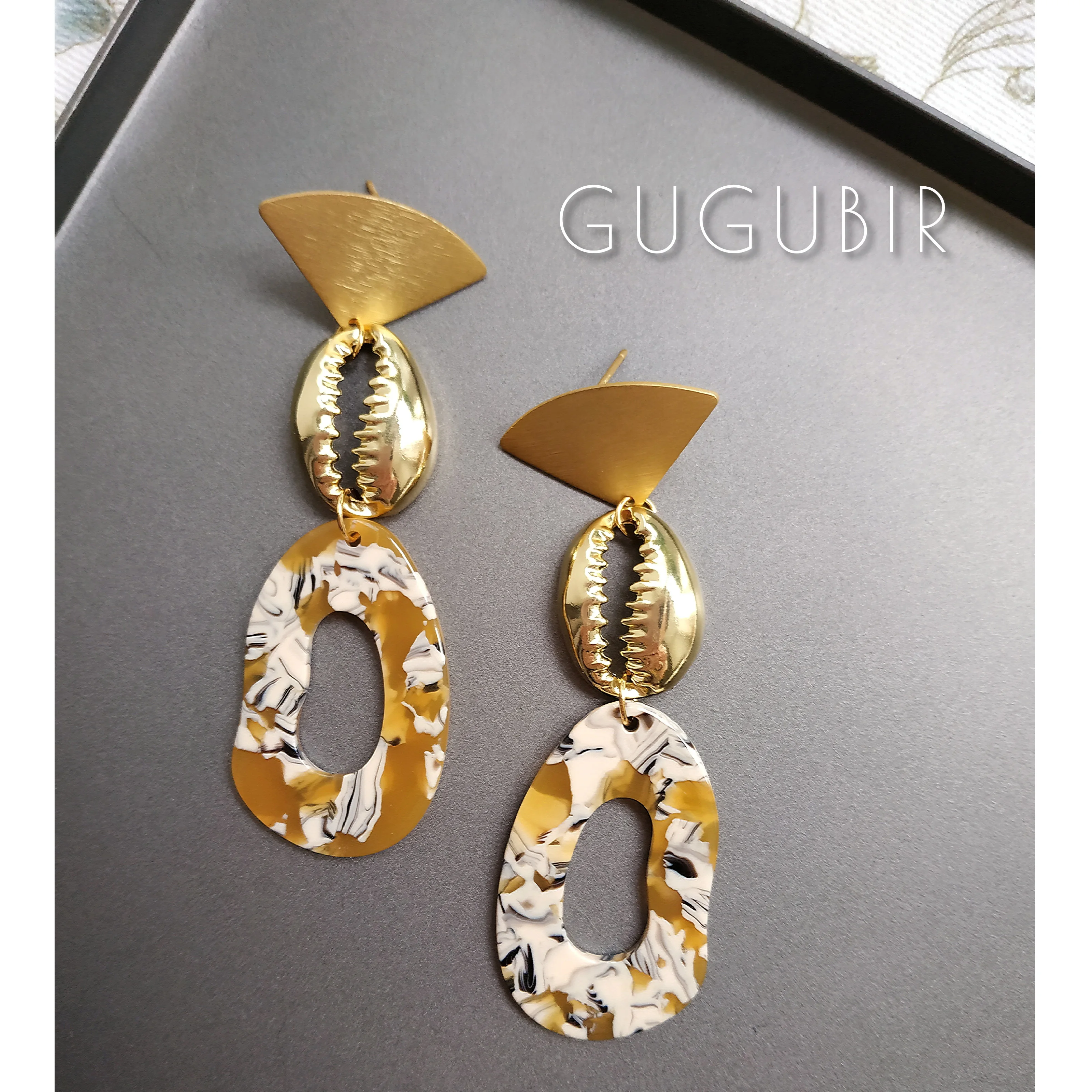 

Original hand-made Xiangcha high-quality shell resin earrings