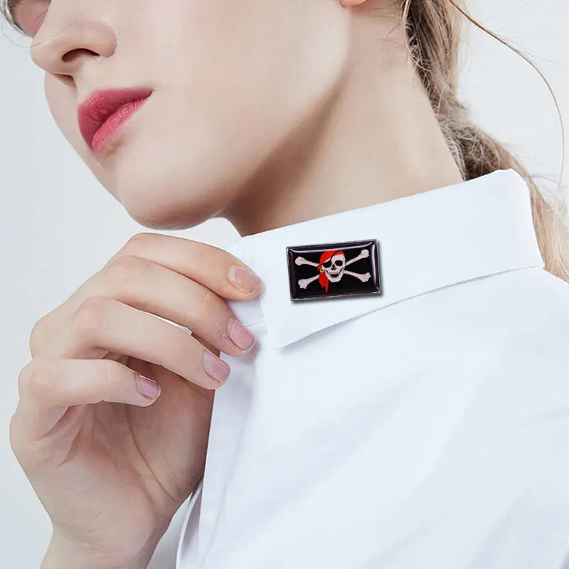 Пират Веселый Роджер флаг булавка черные флаги кости красные Бандана Череп знак |