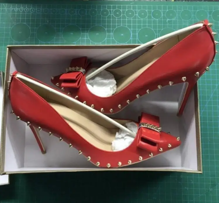 

Sexy Beige Patent Leather Spikes Pumps Pointed Toe Rivets Knot Stiletto Heels Dress Shoes 12cm Wedding Heels Studded Shoes