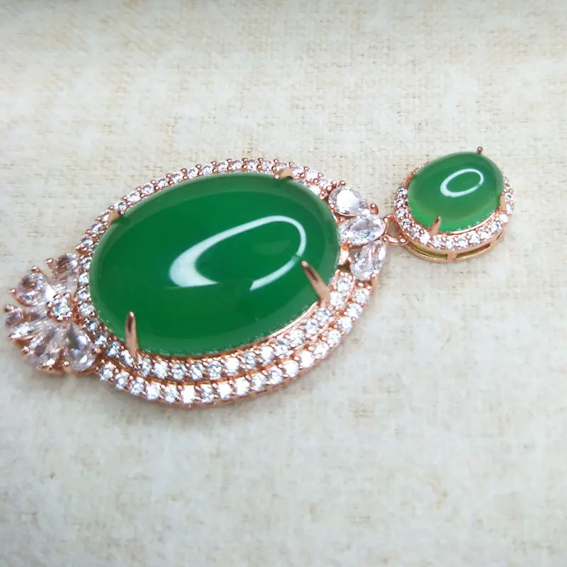 Природный халцедон из зеленого камня с розовым золотым вкраплением стеклянного алмаза. Подходит для женщин и девочек.