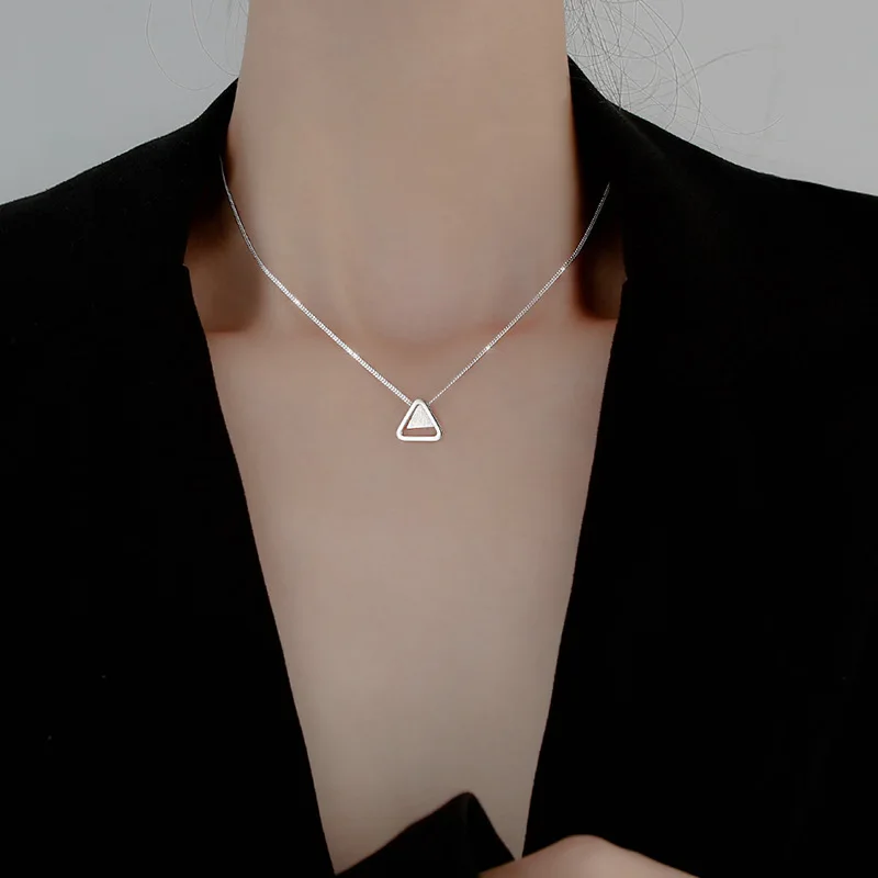 

Ожерелье женское из серебра 925 пробы, роскошное легкое колье с треугольником, простая темпераментная цепочка до ключицы, ювелирное изделие