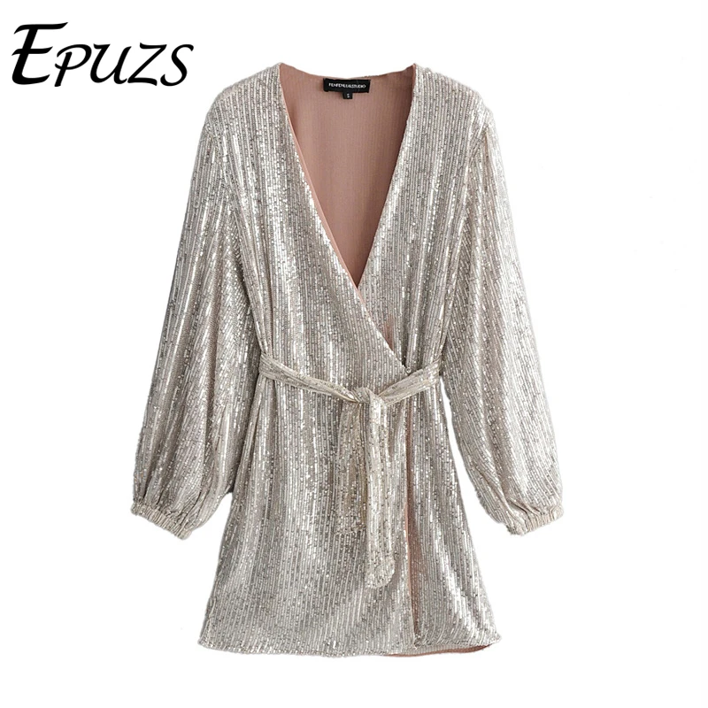 Соблазнительное серебристое платье с блестками и глубоким v-образным вырезом