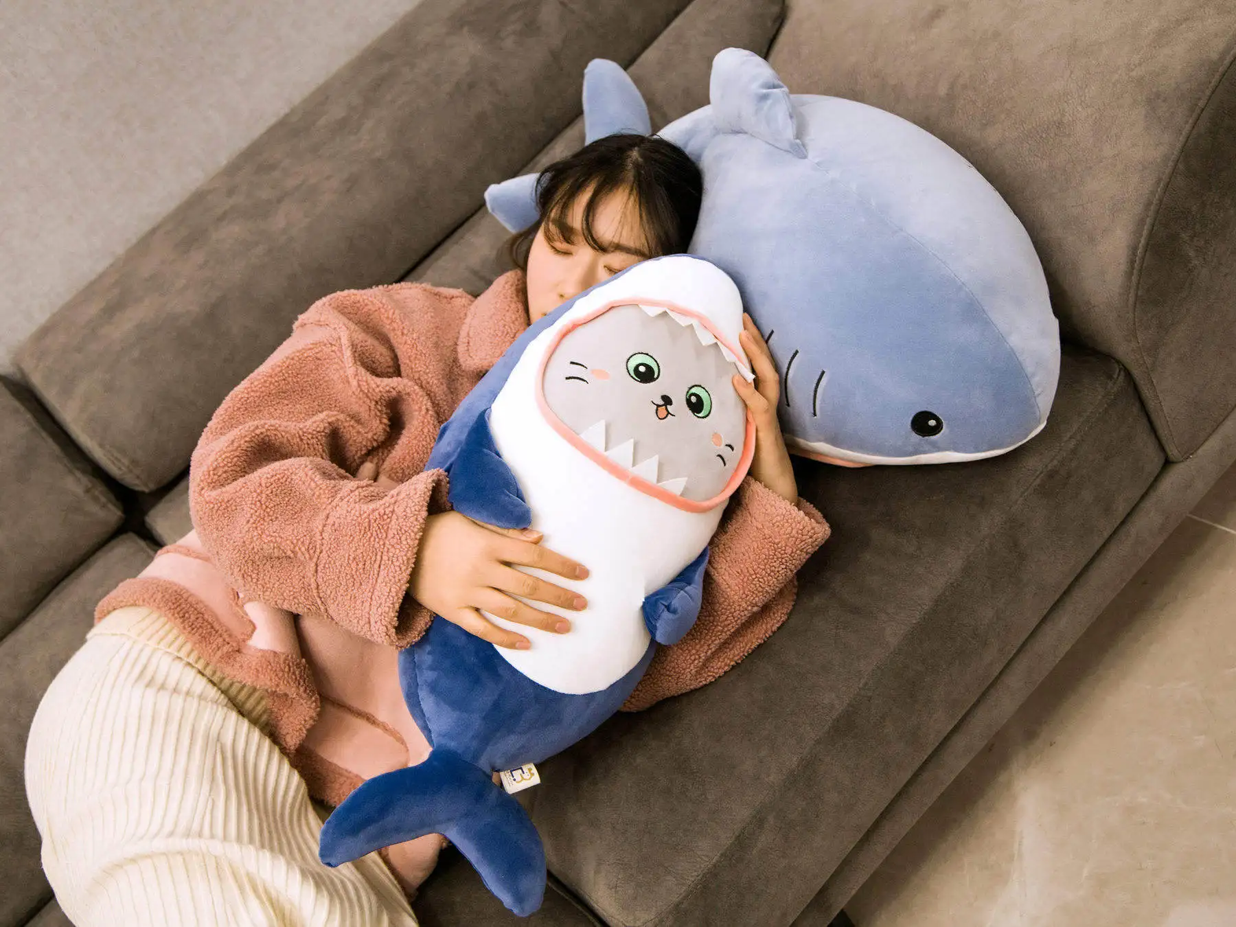 

Cute Soft Cute Cat in Shark Outfit , Super Cuddly Shark Shaped Throw Pillow Plush Stuffed Aimal Cushion Gift for Kids Girls