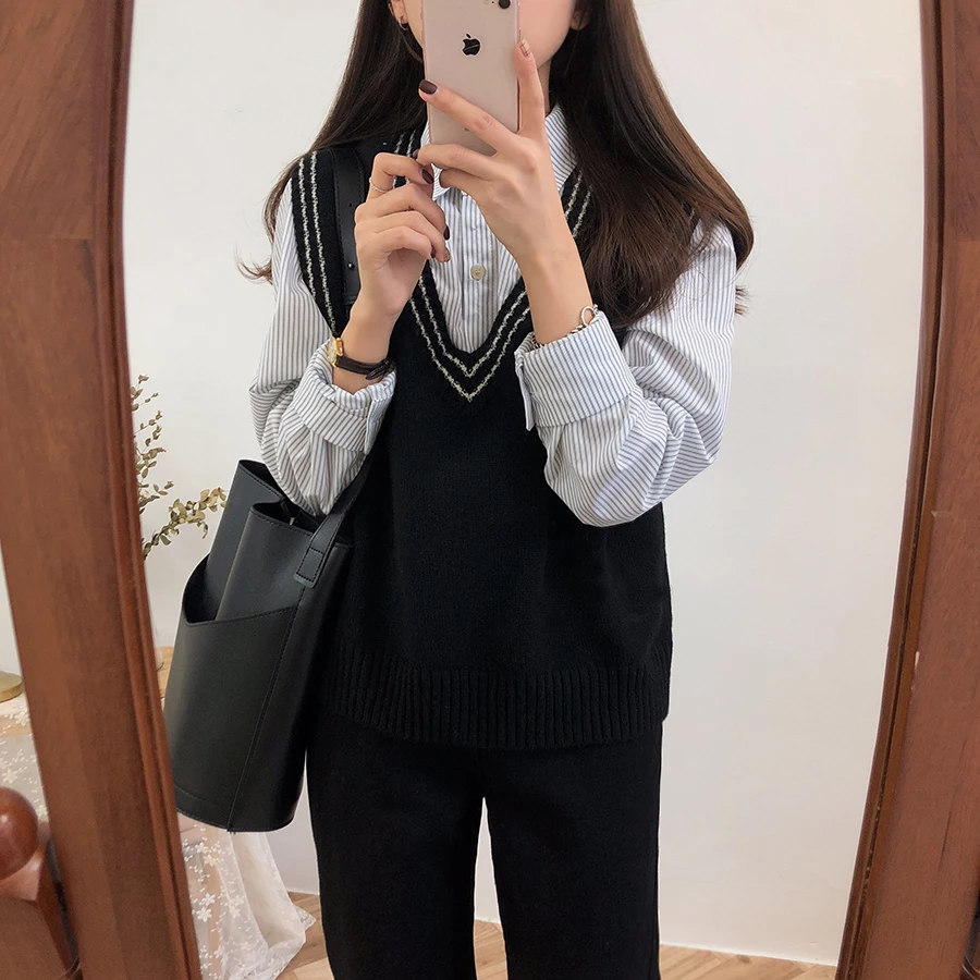 Женский трикотажный жилет теплый из искусственного меха без рукавов на осень и