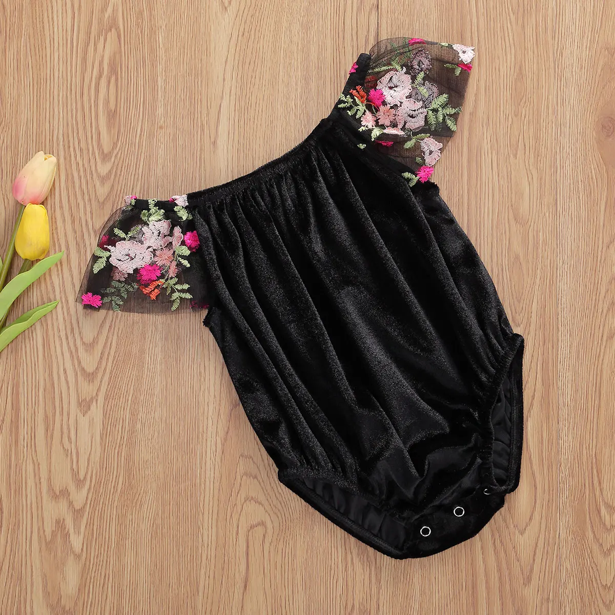 Комбинезон для новорожденных с коротким рукавом и вышивкой открытыми плечами |