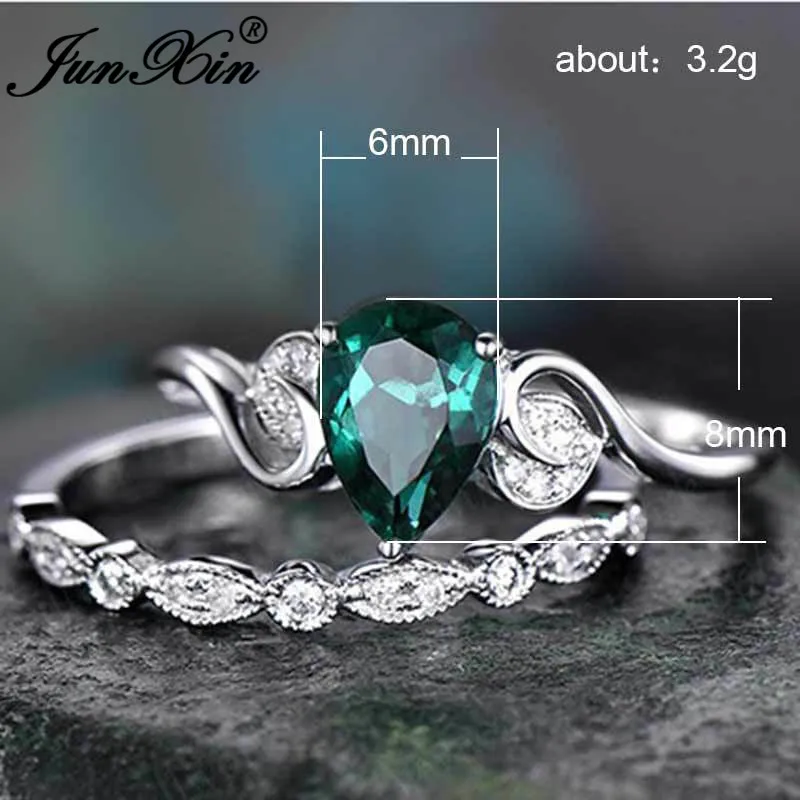 Комплект свадебных колец с грушевидной огранкой и зеленым камнем Женское
