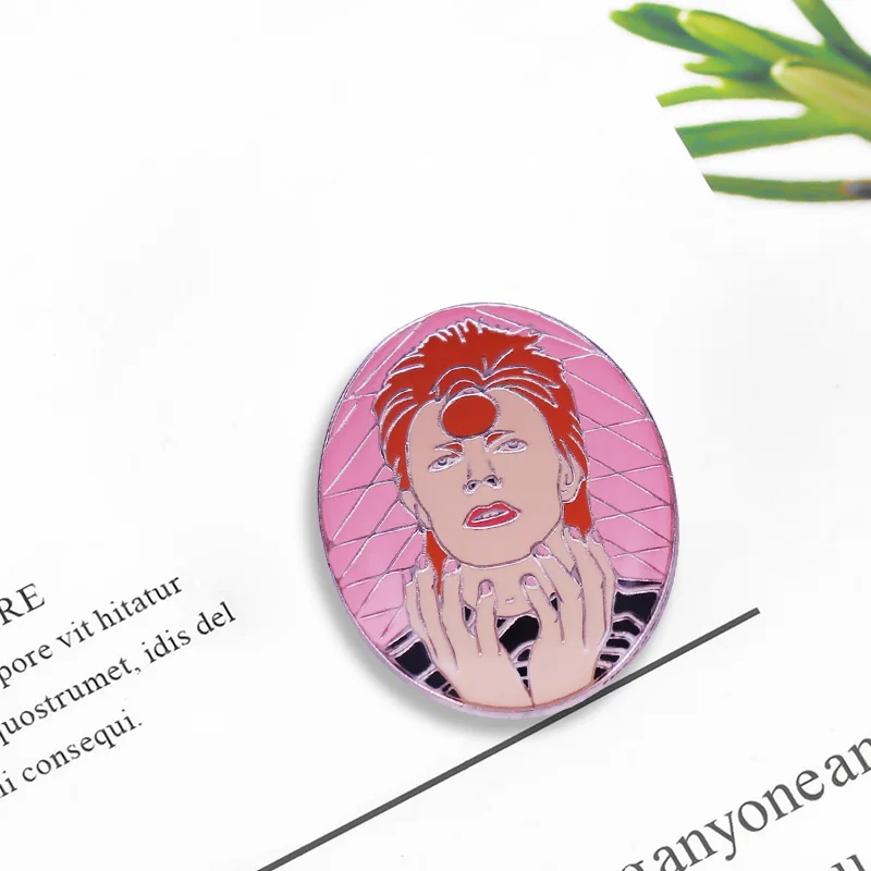 Знаковая эмалированная брошь Bowie с блестящим камнем создана для его внешнего