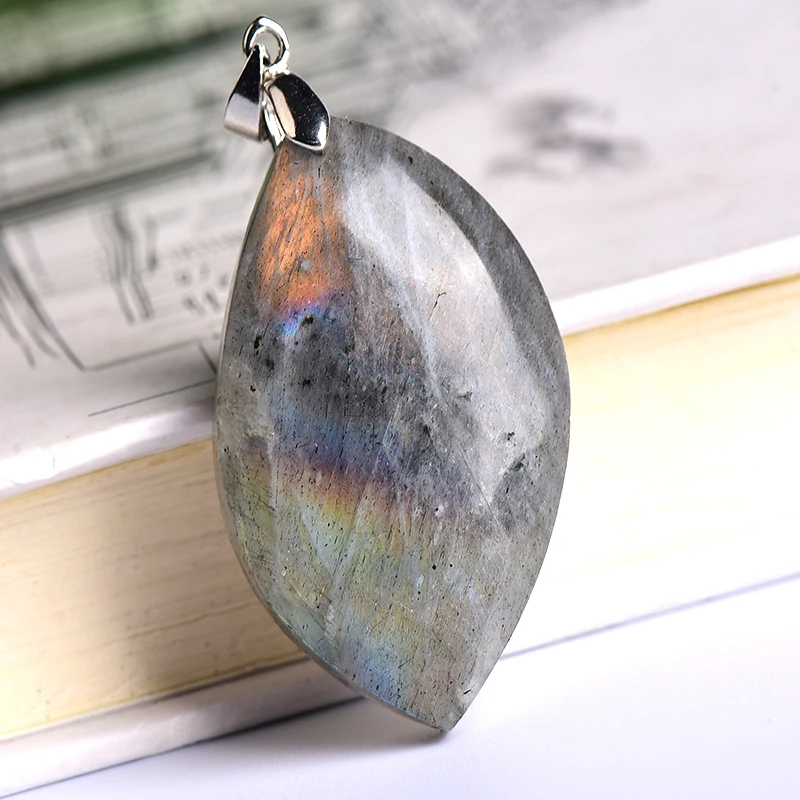 

Natural Labradorite Original Stone Pendant Leaf Shape Polished Healing Energy Stone Increase charm Unisex Jewelry DIY Gift100%