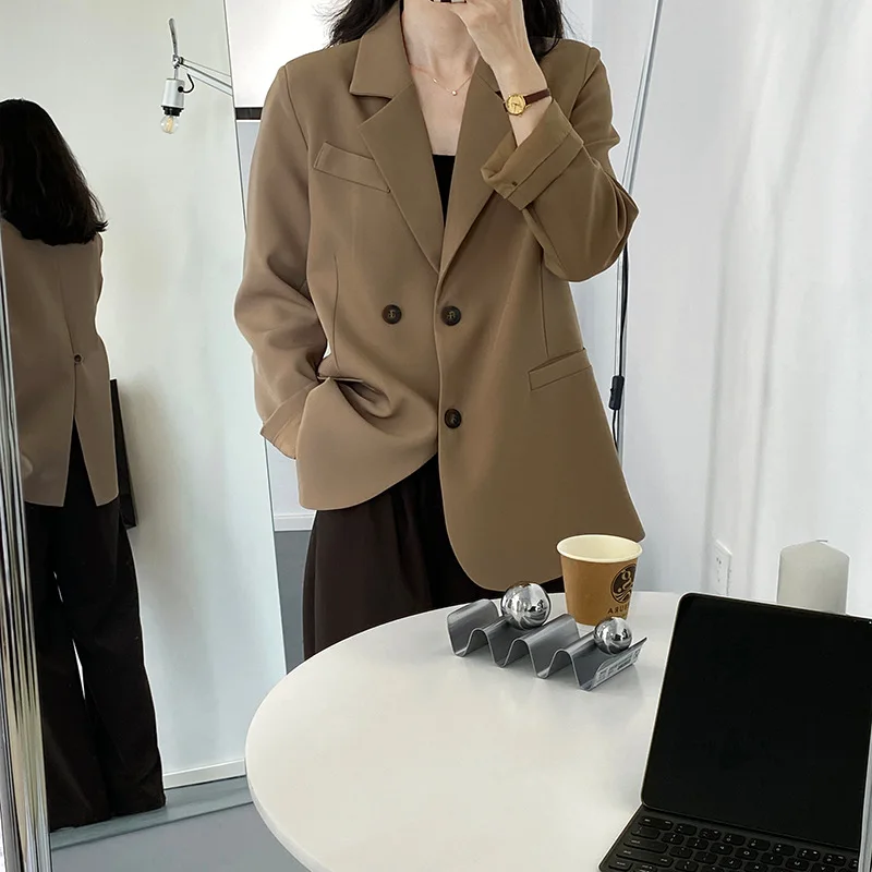 

2021Autumn New Buttoned Back Slit Profile Small Suit Loose Shoulder Padding Jacket Female Design Temperament Jacket