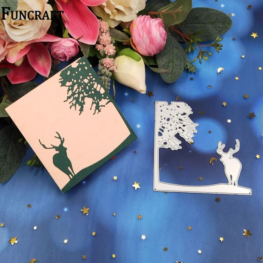 Милый Рождественский олень сидящий рядом с деревом тиснение металлические