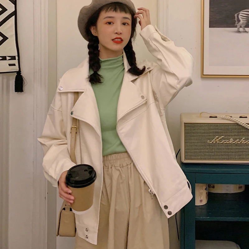 Куртка женская Байкерская из искусственной кожи бежевая с ремнем 2020 | Женская