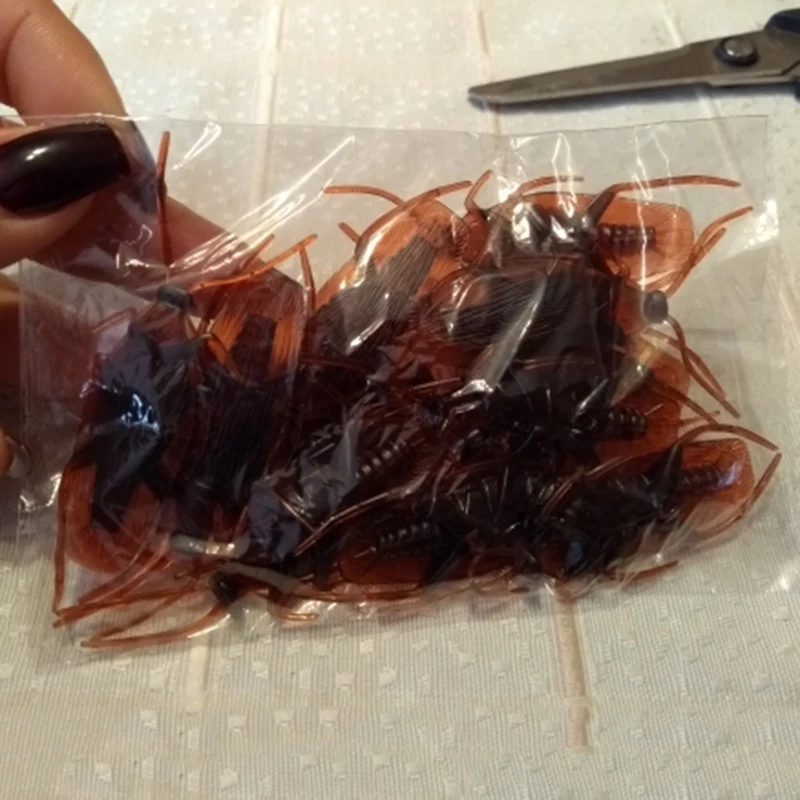 

20/100pcs Halloween Funny Fake CockroachParty Decoration Trick Props Artificial Roach Bug Party Supplies Kids Favor