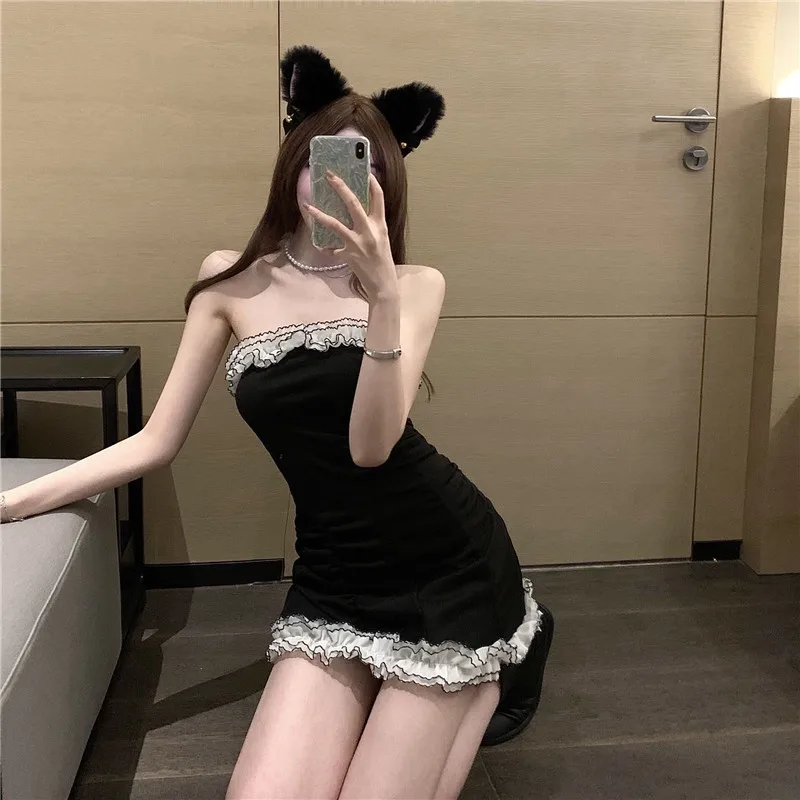 

To film a new show thin and sexy strapless dress with female temperament of summer little strapless black skirt