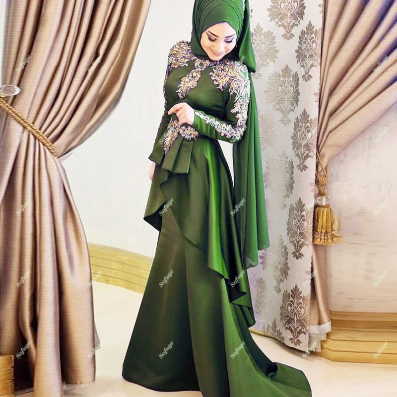 Вечернее платье темно зеленого цвета в мусульманском стиле с высоким воротом и