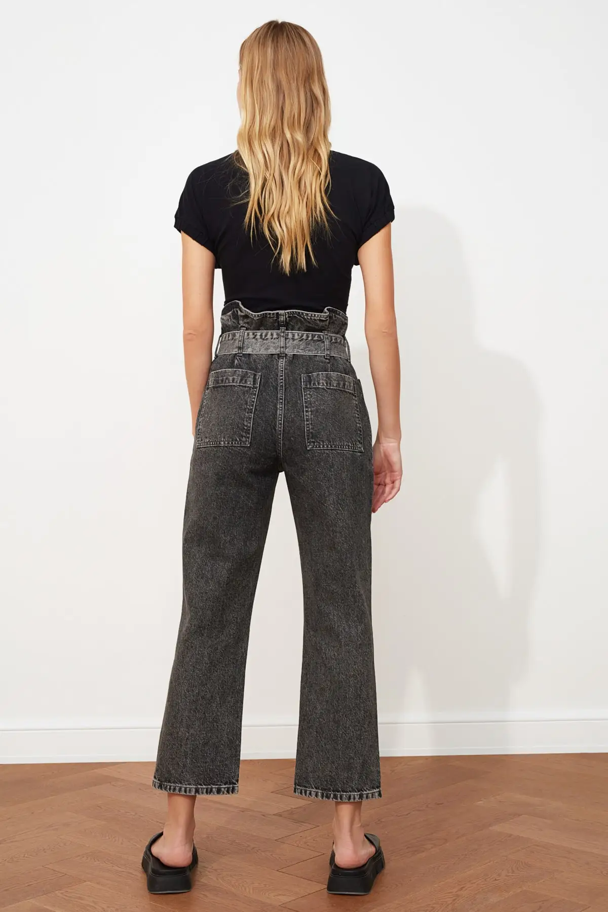 

Trendyol Arched Pocket Detail Super High Waist Straight Jeans TWOAW21JE0669