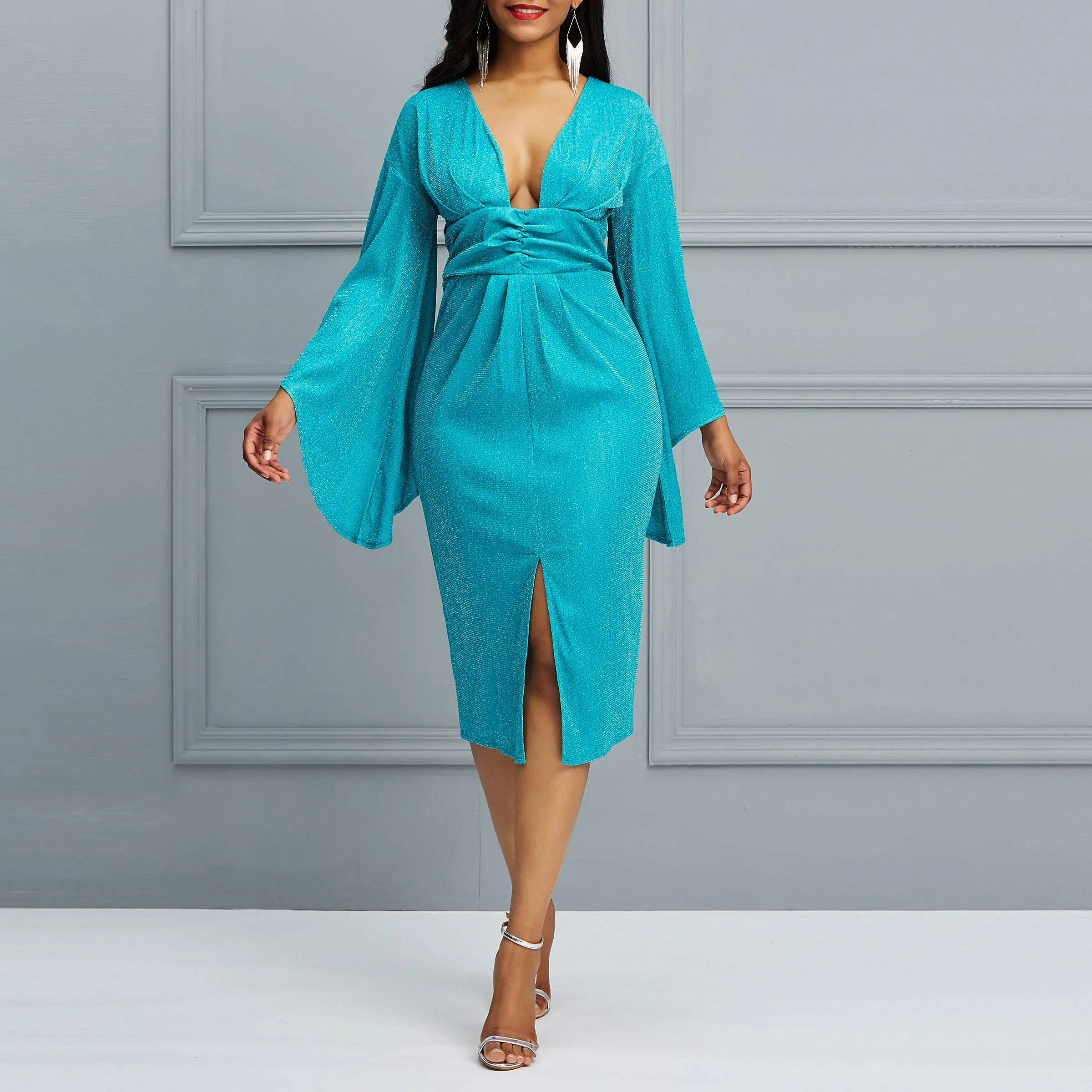 Изящное однотонное облегающее платье с глубоким v образным вырезом Сексуальные