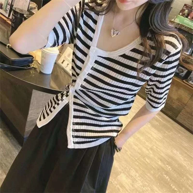 

Новое летнее трикотажное изделие в Корейском стиле на пуговицах с коротким рукавом.