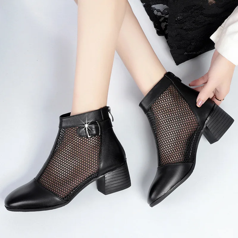 Кожаные короткие ботинки с мягкой подошвой сетчатые на среднем каблуке осенние